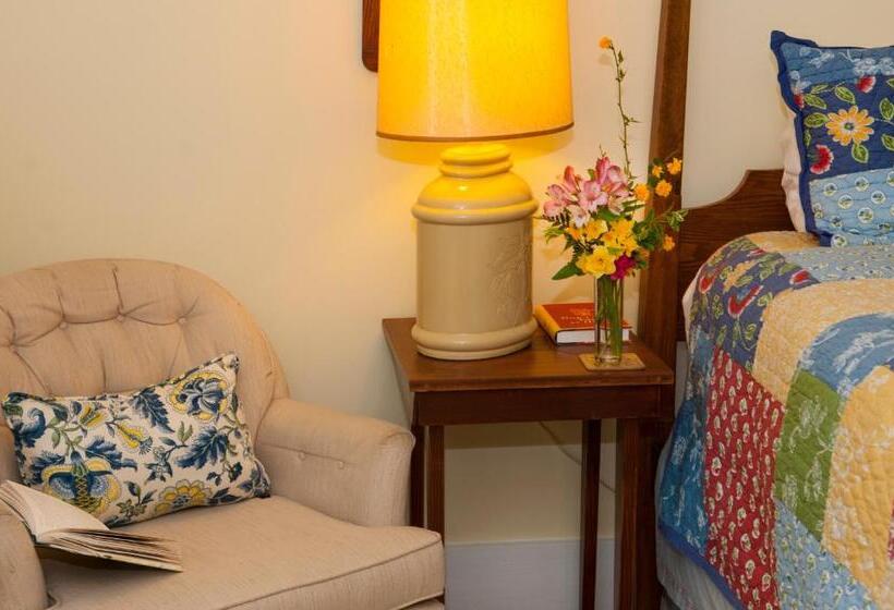 带特大床的标准间, Orchard Inn