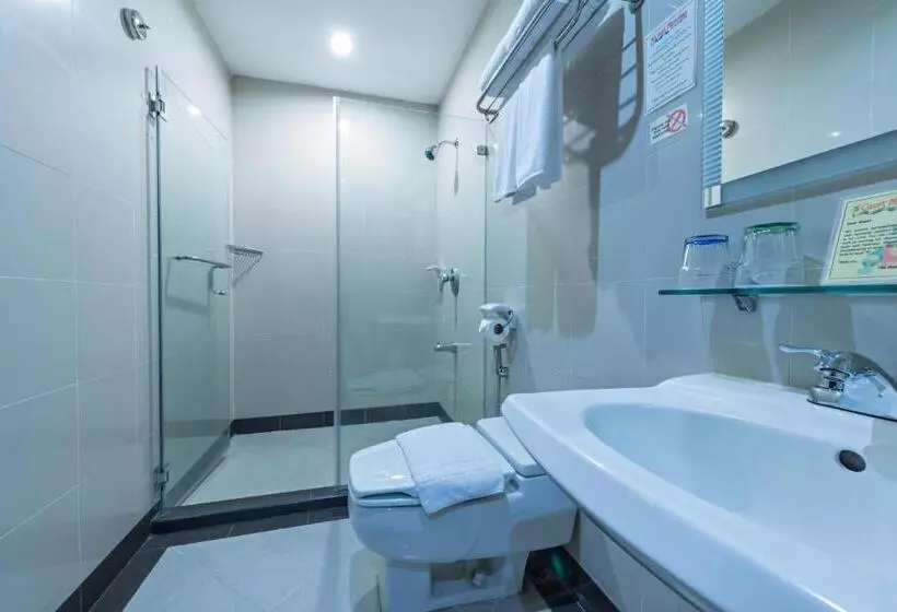 اتاق لوکس با تخت بزرگ, Court Meridian Hotel & Suites