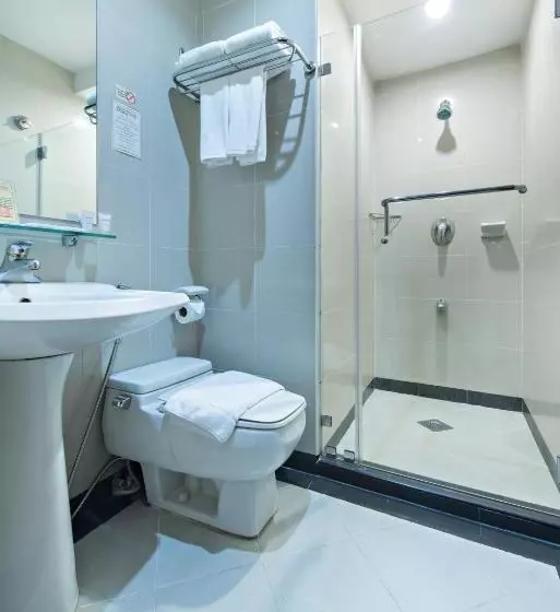 اتاق لوکس با تخت بزرگ, Court Meridian Hotel & Suites