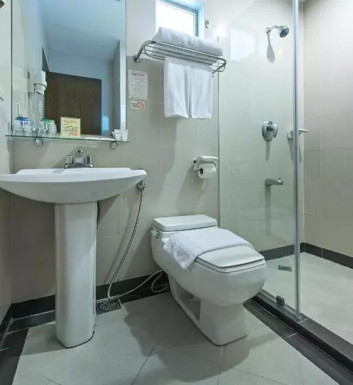 اتاق لوکس با تخت بزرگ, Court Meridian Hotel & Suites