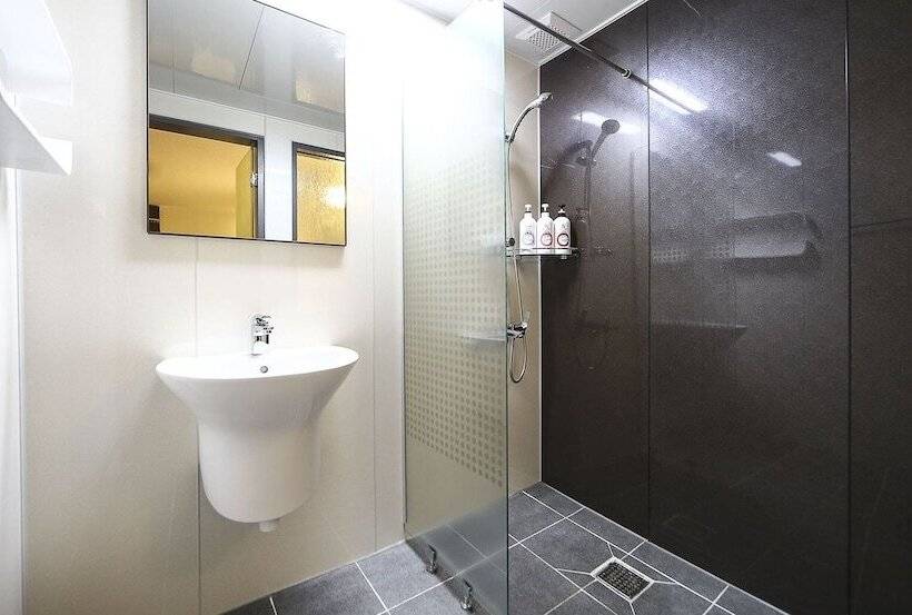 חדר דלוקס, Leaders