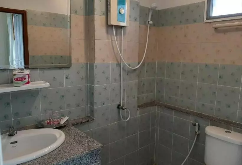 اتاق ساده سه نفره, Vanlisut Hotel Ngamwongwan