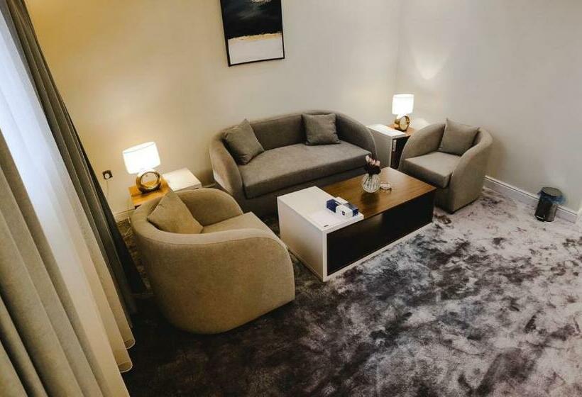 Люкс Вид на Город, Different