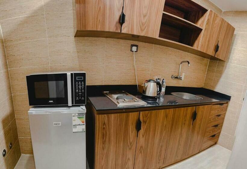 Люкс Вид на Город, Different