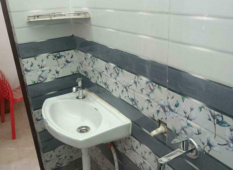 Трехместный Номер Классика, Oyo 81155 Four Season  Restaurant And Cafe