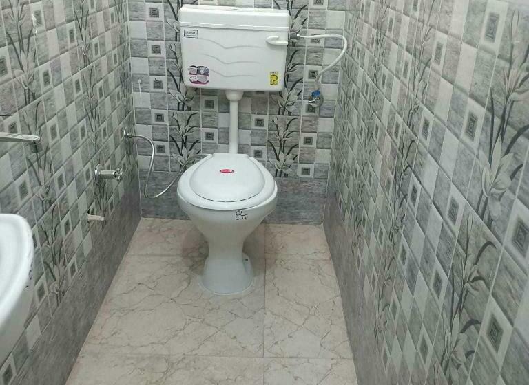 Трехместный Номер Классика, Oyo 81155 Four Season Restaurant And Cafe