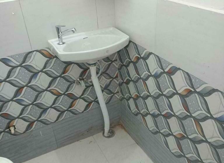 Трехместный Номер Классика, Oyo 81155 Four Season Restaurant And Cafe