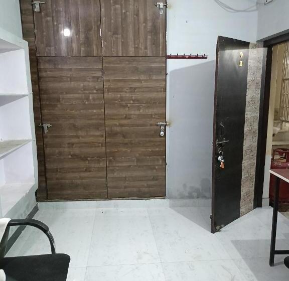 标准间, Pratima Boys Pg