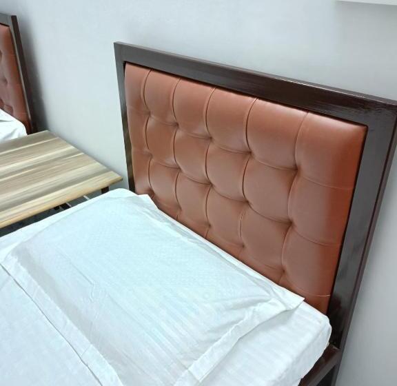 豪华三人间, Pratima Boys Pg