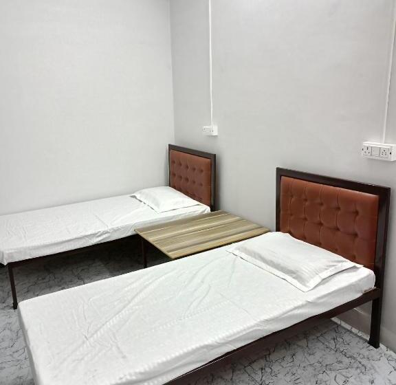 豪华三人间, Pratima Boys Pg