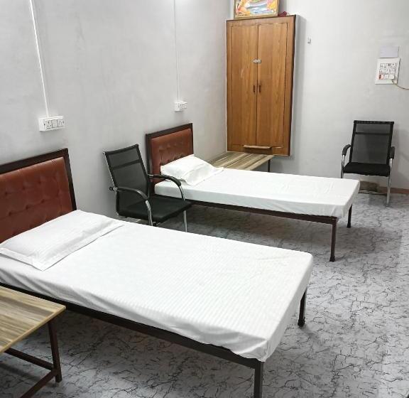 豪华三人间, Pratima Boys Pg