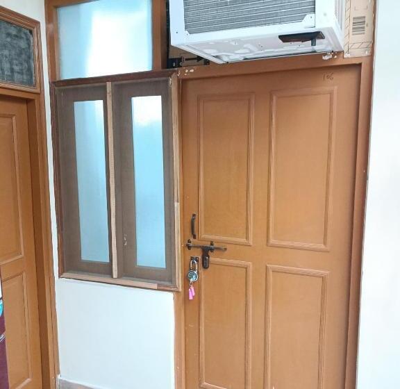 豪华三人间, Pratima Boys Pg