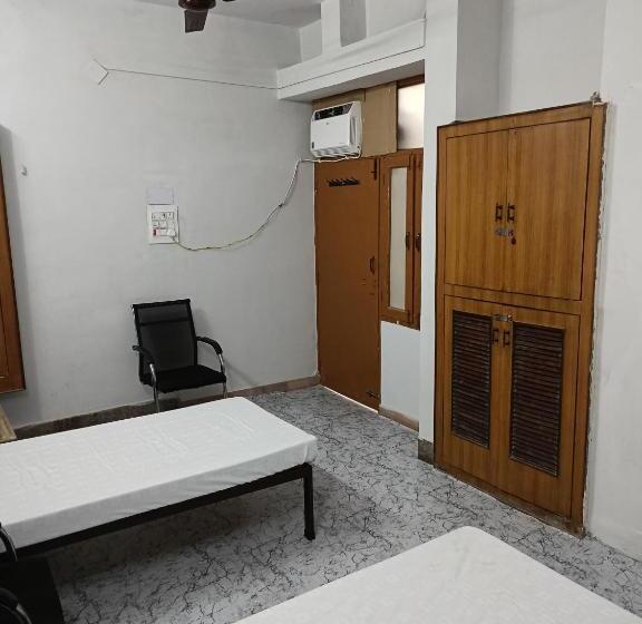 豪华三人间, Pratima Boys Pg