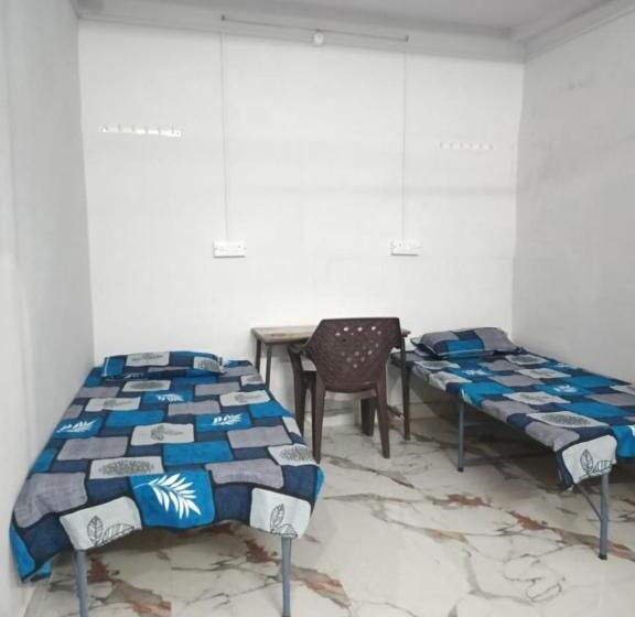 四人豪华间, Pratima Boys Pg