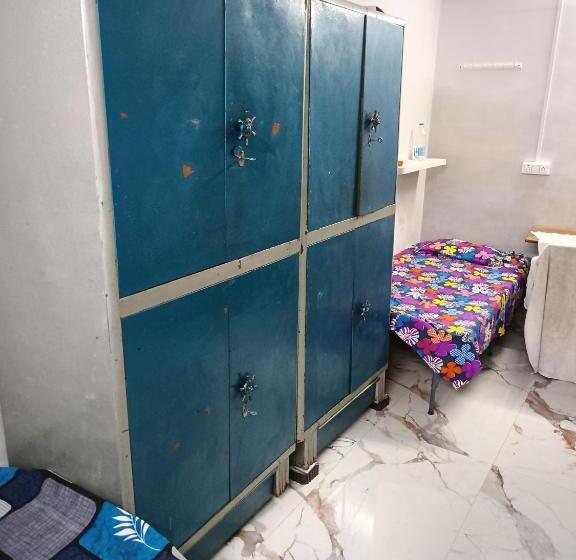 四人豪华间, Pratima Boys Pg