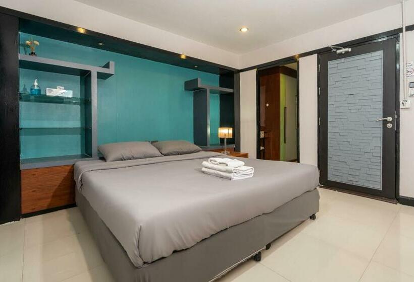 家庭间, Black Pantera Hostel