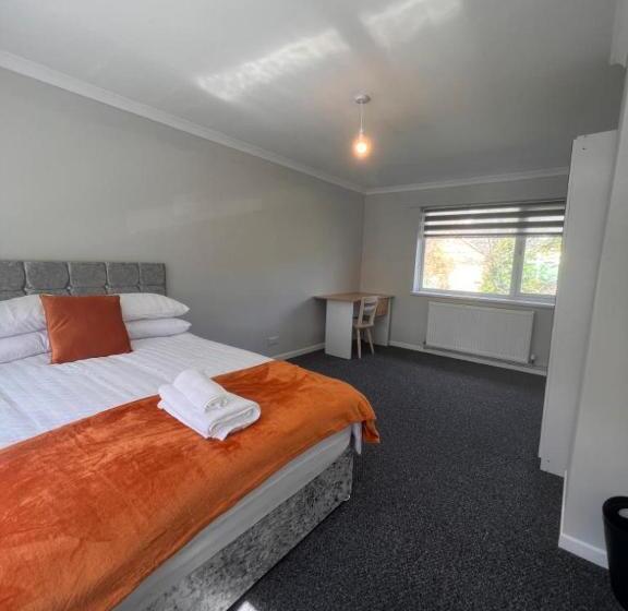 חדר סטנדרט לארבעה, The Coral 66 Guest House Southampton