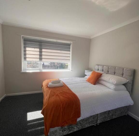 חדר סטנדרט לארבעה, The Coral 66 Guest House Southampton