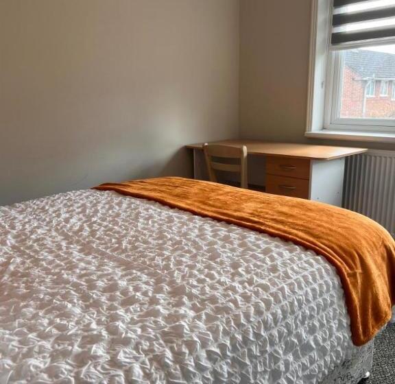 חדר סטנדרט לארבעה, The Coral 66 Guest House Southampton