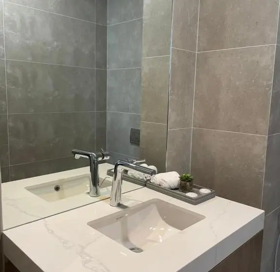 سوئیت با بالکن, Charthouse Bahrain