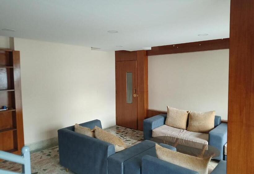 آپارتمان 1 خوابه, Biju Girls Hostel For Females Only