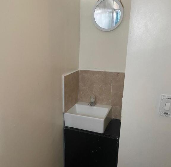 اتاق اکونومی, Miss Titis Native Lodge