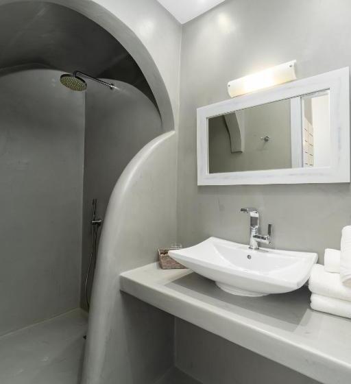 Номер Deluxe, Central Fira Suites