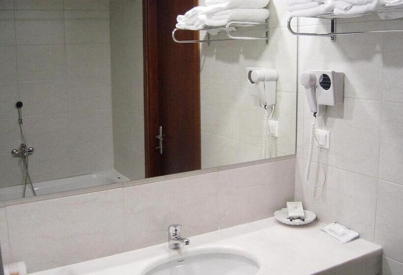 غرفة قياسية ثلاثية, Achillio