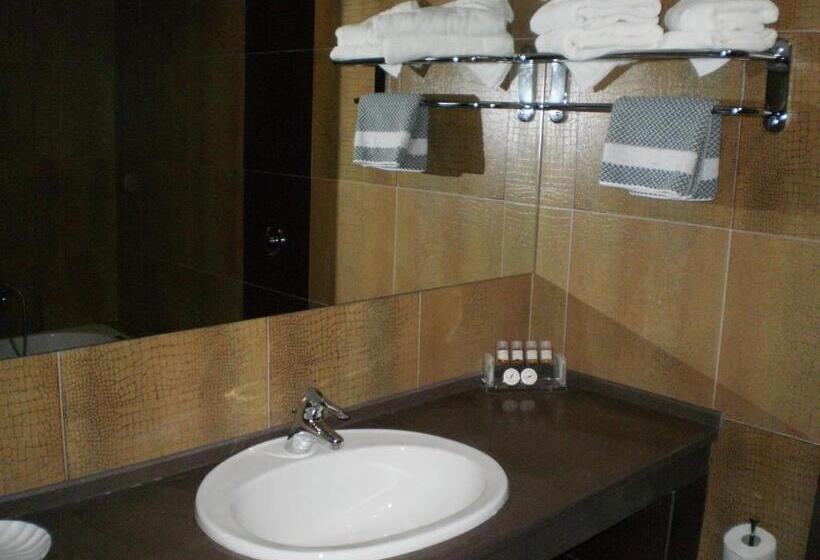 غرفة قياسية ثلاثية, Achillio