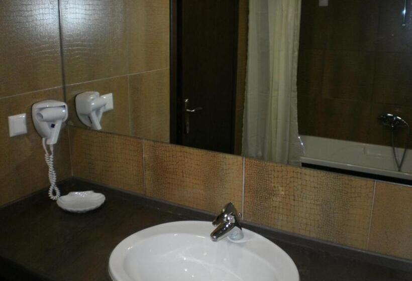 غرفة قياسية فردية, Achillio