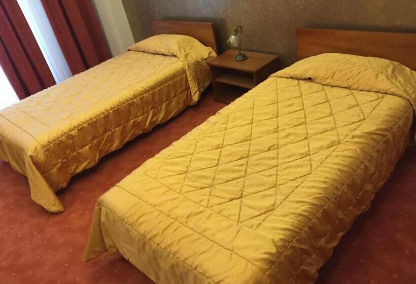 غرفة عائلية كلاسيكية, Achillio