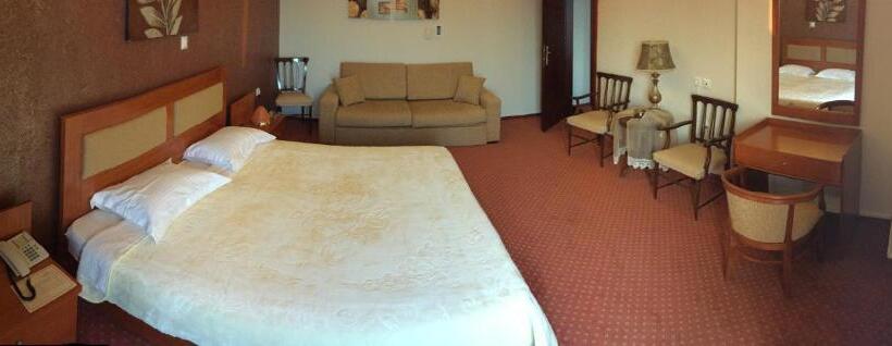 غرفة عائلية كلاسيكية, Achillio