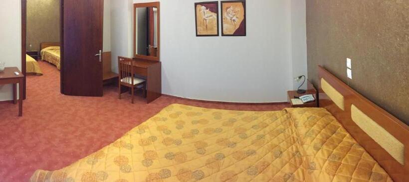 غرفة عائلية كلاسيكية, Achillio