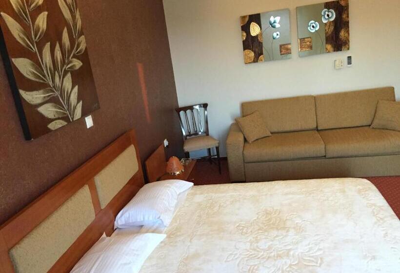 غرفة عائلية كلاسيكية, Achillio