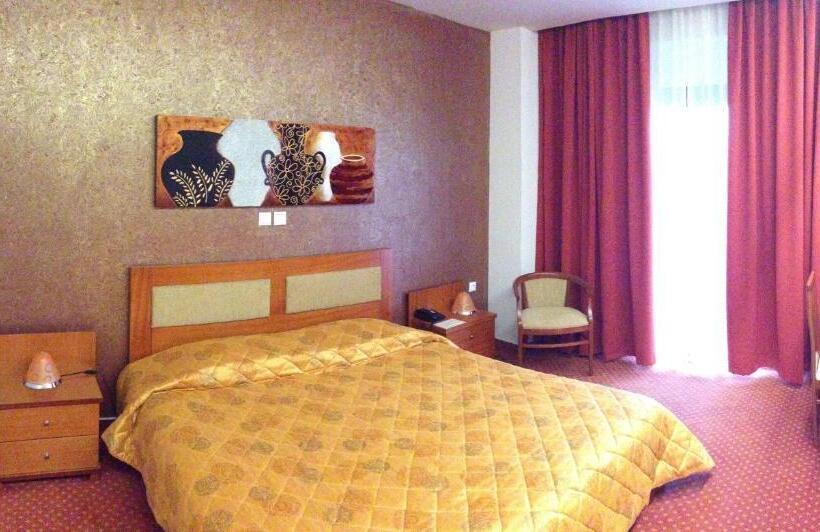 غرفة عائلية كلاسيكية, Achillio