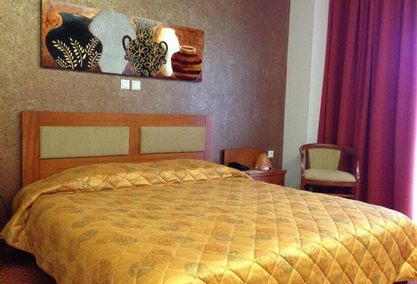 غرفة عائلية كلاسيكية, Achillio