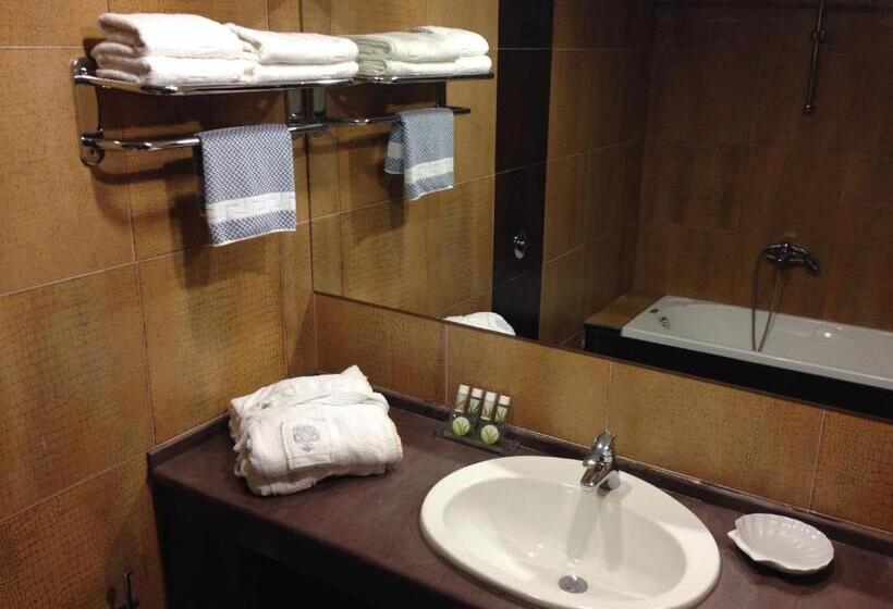 غرفة عائلية كلاسيكية, Achillio