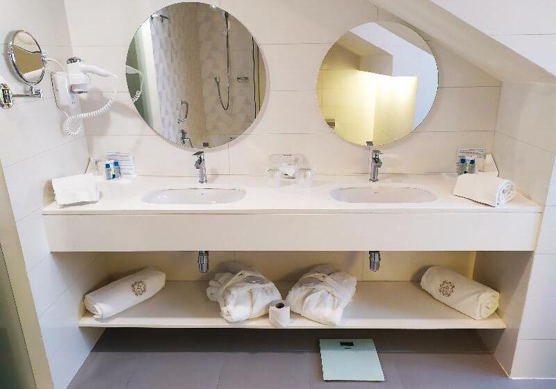 اتاق خانوادگی, Lis  Baixa