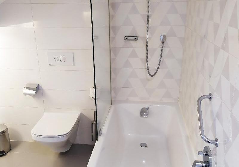 اتاق خانوادگی, Lis  Baixa