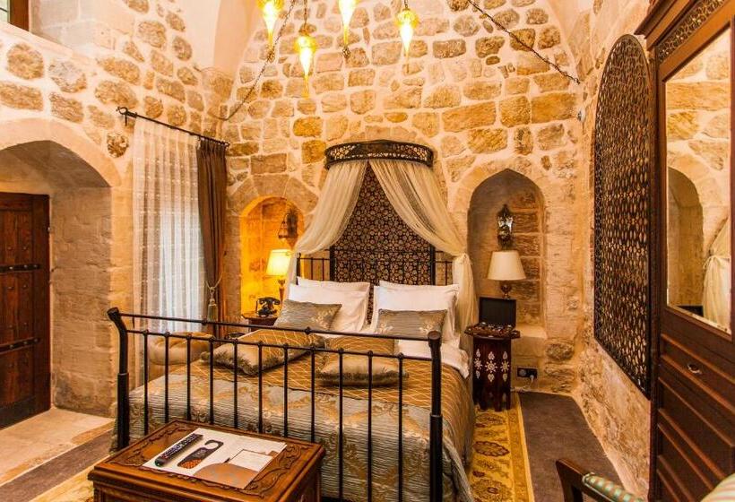 اتاق لوکس, Mardius Tarihi Konak