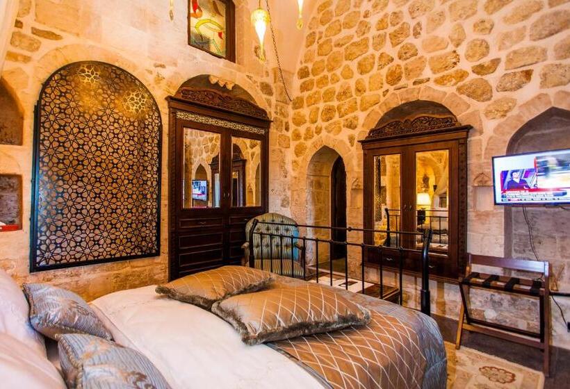 اتاق لوکس, Mardius Tarihi Konak