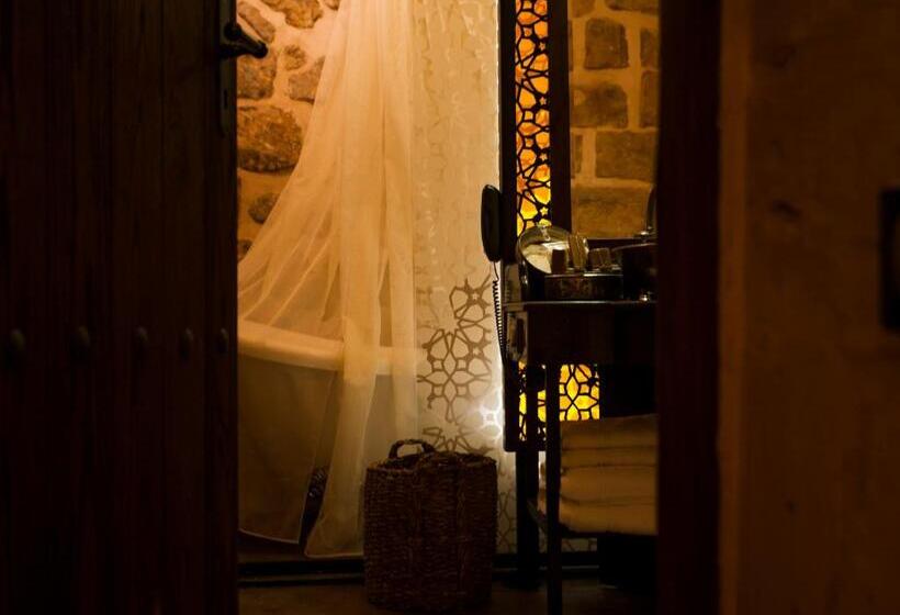 اتاق لوکس, Mardius Tarihi Konak