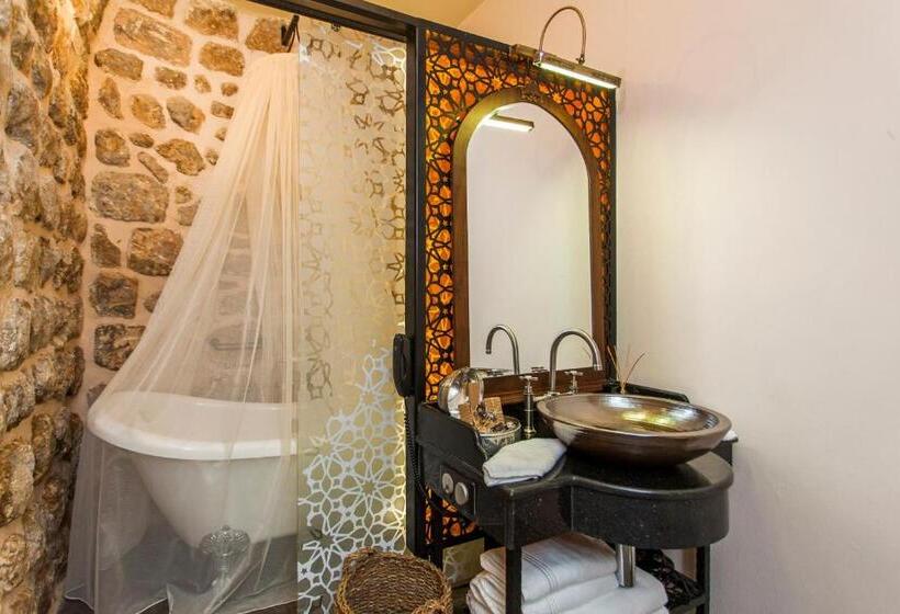 اتاق لوکس با تخت بزرگ, Mardius Tarihi Konak