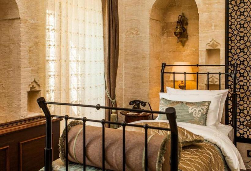 اتاق لوکس, Mardius Tarihi Konak