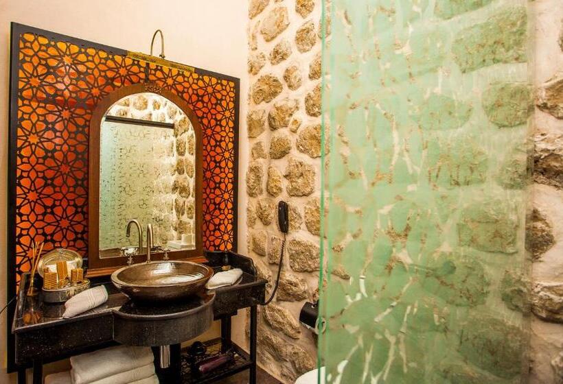 اتاق لوکس با تخت بزرگ, Mardius Tarihi Konak