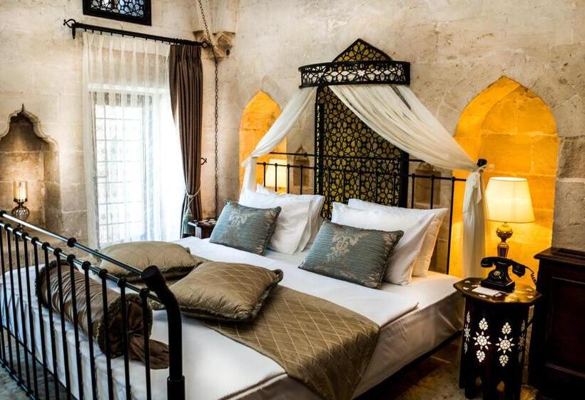 اتاق لوکس با تخت بزرگ, Mardius Tarihi Konak