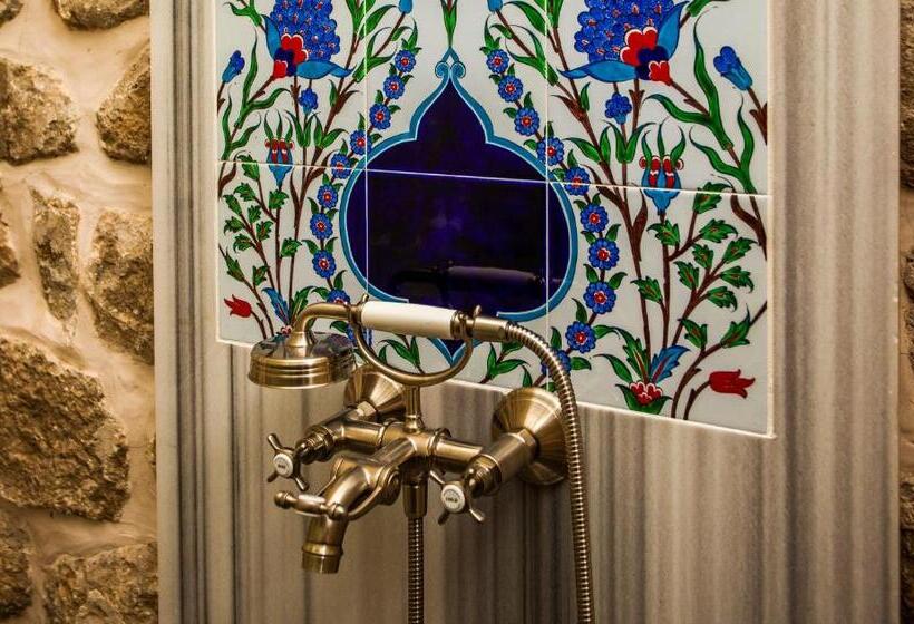 اتاق لوکس با تخت بزرگ, Mardius Tarihi Konak