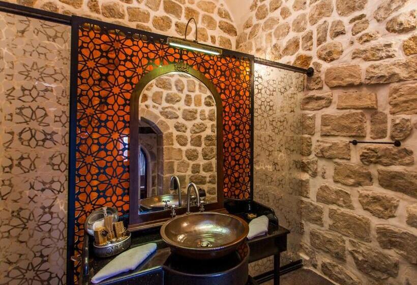 اتاق لوکس با تخت بزرگ, Mardius Tarihi Konak