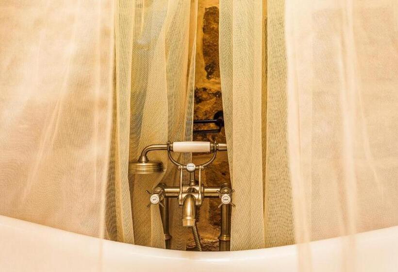 اتاق لوکس با تخت بزرگ, Mardius Tarihi Konak