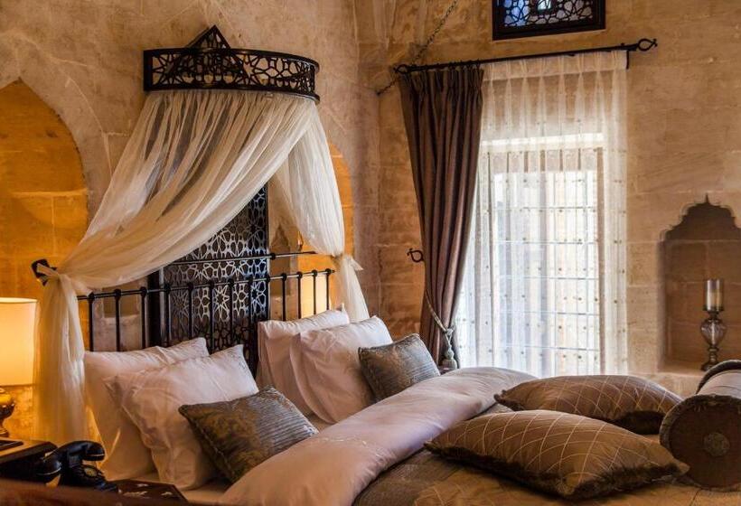 اتاق لوکس با تخت بزرگ, Mardius Tarihi Konak